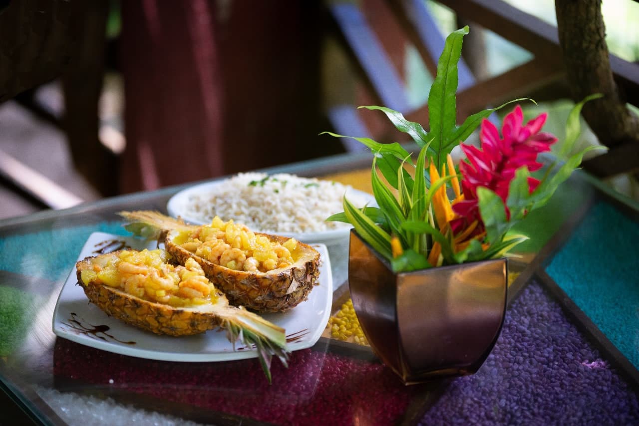 Prato camarão no abacaxi servido no restaurante do Hotel Aconchego